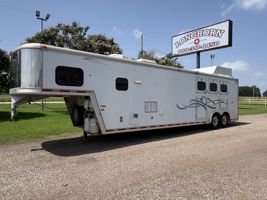 1999 3 horse Hart 3 Horse 12' Living Quarter / Mid-Tack