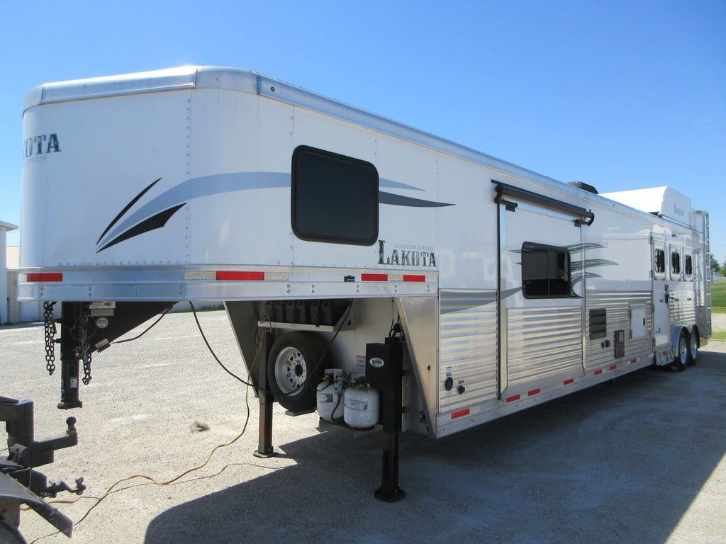 2019 Lakota 15' lq 6' slide 3h w/hay pod mid tack air ride axl