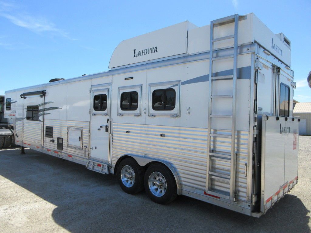 2019 Lakota 15' lq 6' slide 3h w/hay pod mid tack air ride axl