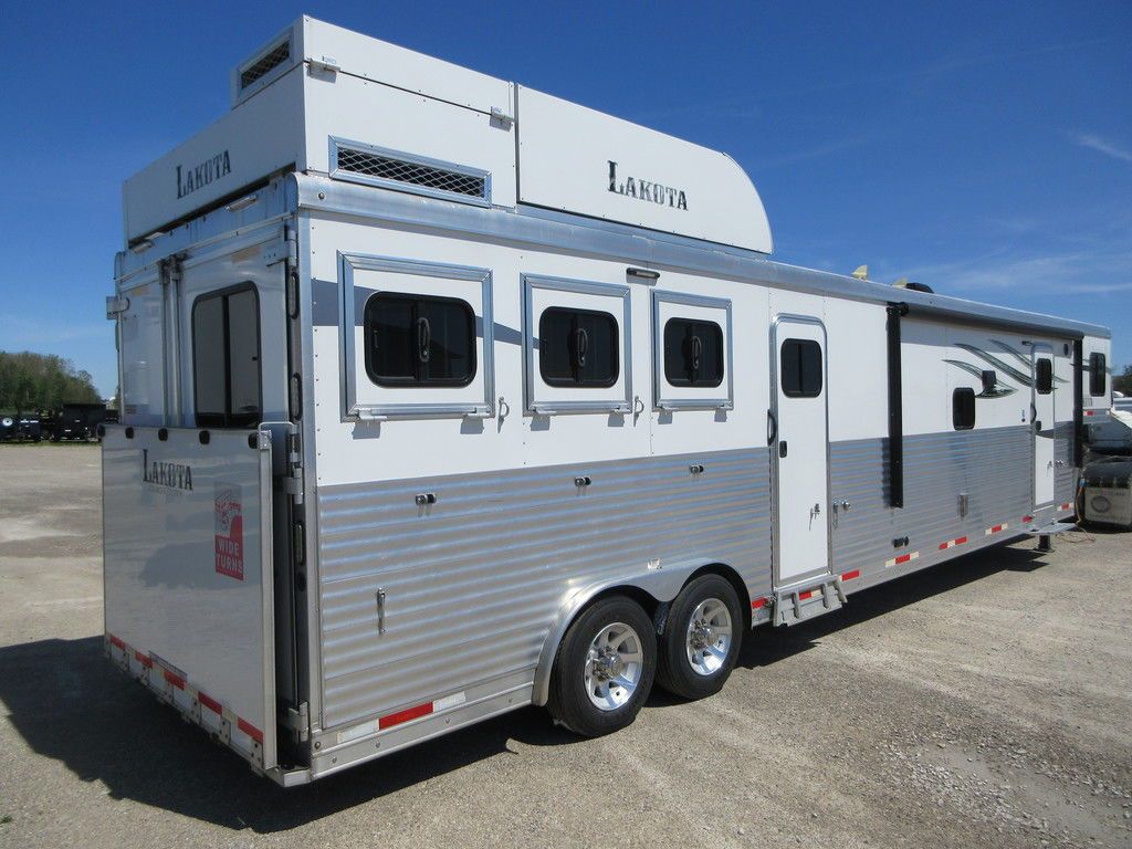 2019 Lakota 15' lq 6' slide 3h w/hay pod mid tack air ride axl