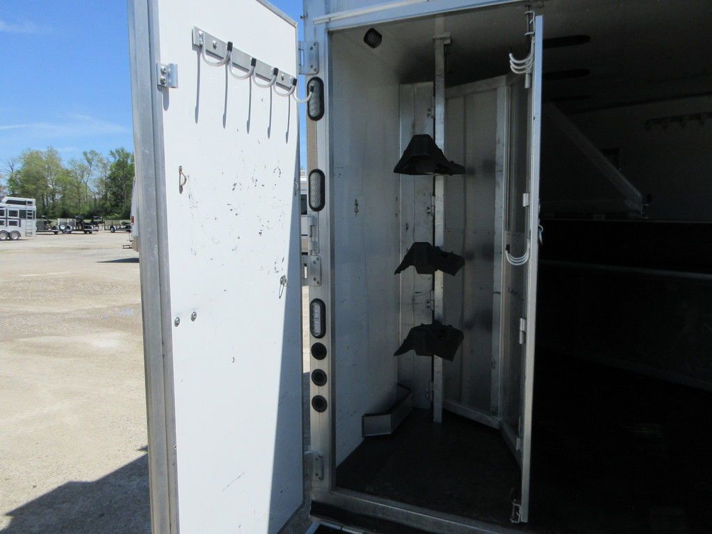 2019 Lakota 15' lq 6' slide 3h w/hay pod mid tack air ride axl