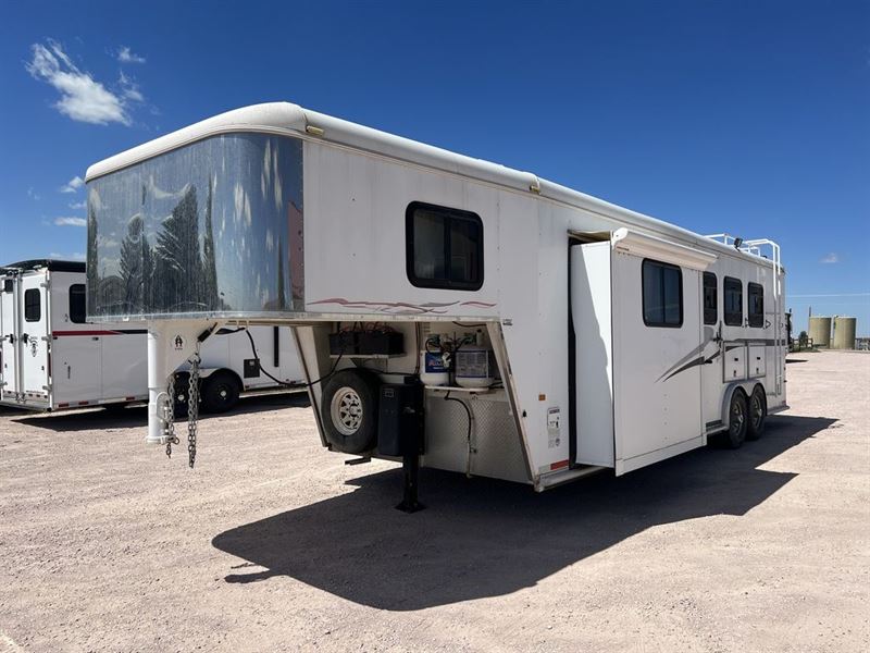 2005 Charmac 3 Horse Living Quarters **IN STOCK**