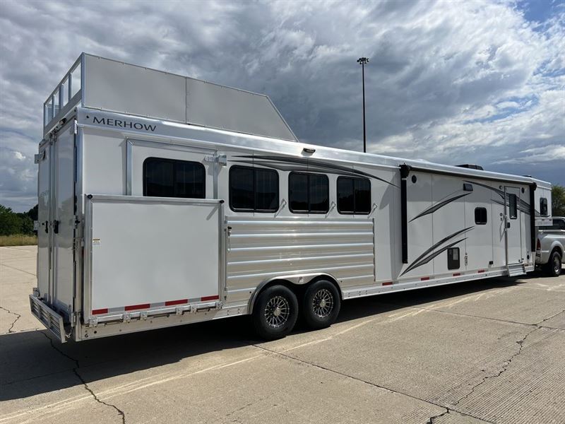 2024 Merhow Trailers 8416RWS 4 Horse Side Load **IN STOCK**