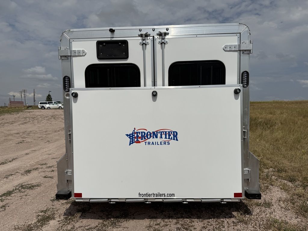2025 Frontier 8 pen low pro show trailer