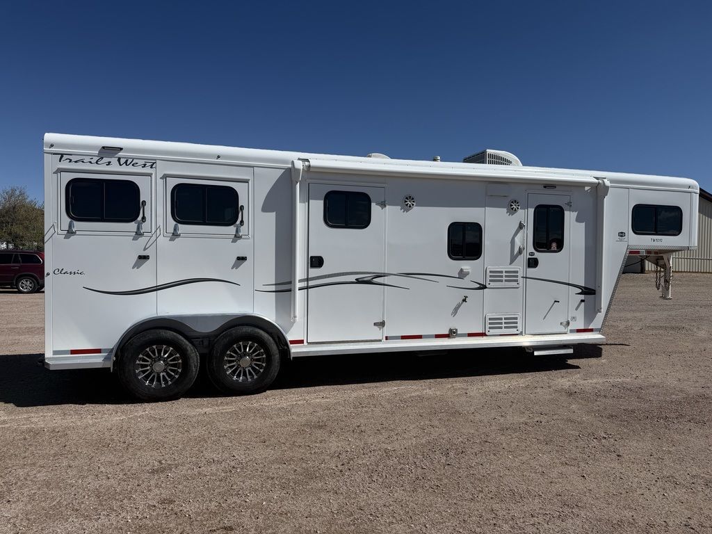 2023 Trails West 2 horse lq tw1010 **in stock**
