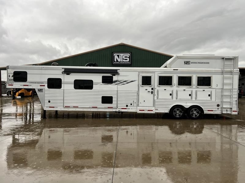 2023 smc laramie 4 horse 16' living quarters