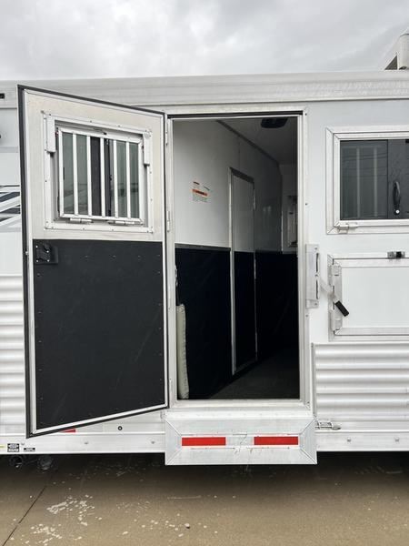 2023 smc laramie 4 horse 16' living quarters