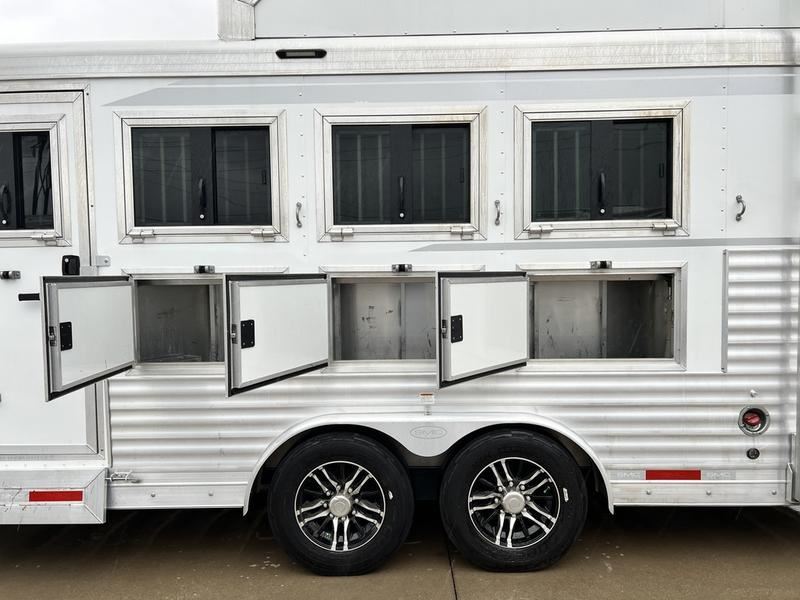 2023 smc laramie 4 horse 16' living quarters