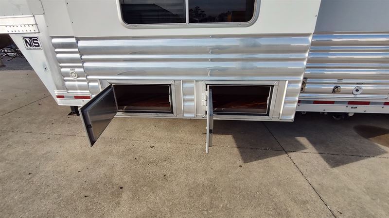2016 Platinum Coach 3 horse 15' living quarters