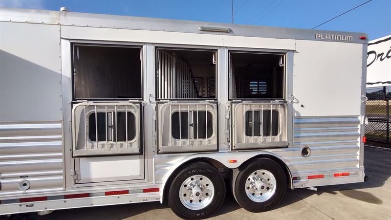 2016 Platinum Coach 3 horse 15' living quarters