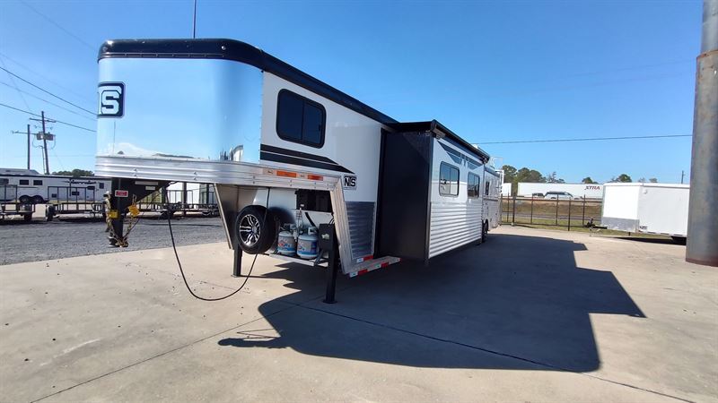 2026 Bison silverado 4 horse side load 17' living quarters