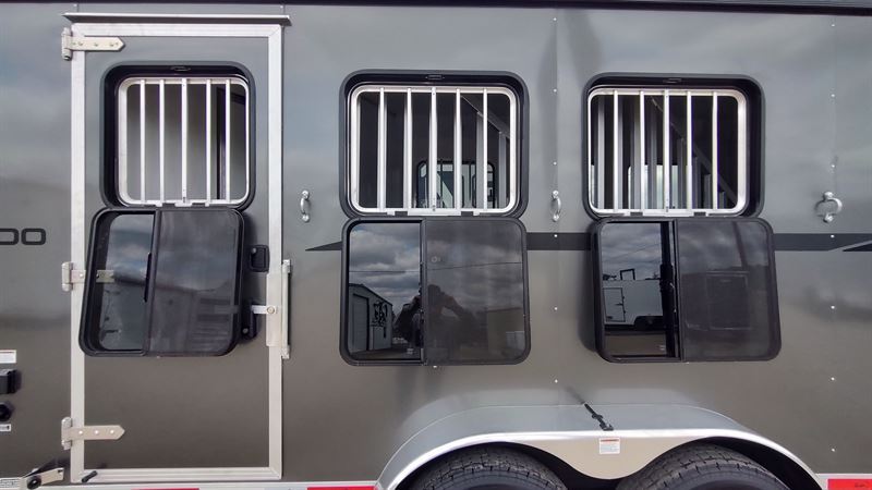 2026 Bison silverado 3 horse 10' living quarters
