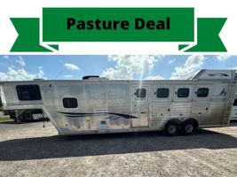 2001 4 horse CM 4 Horse Slant Load 10' Living Quarters