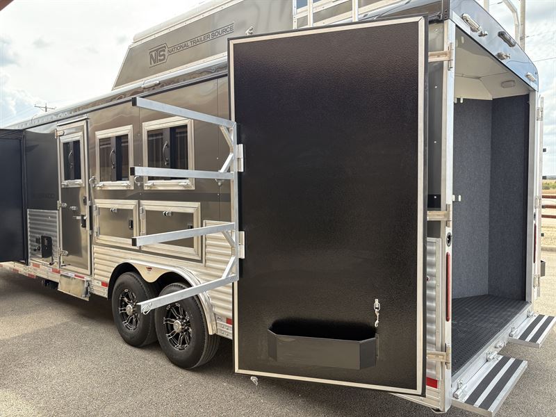 2026 Bison silverado 3 horse side load 15' living quarters