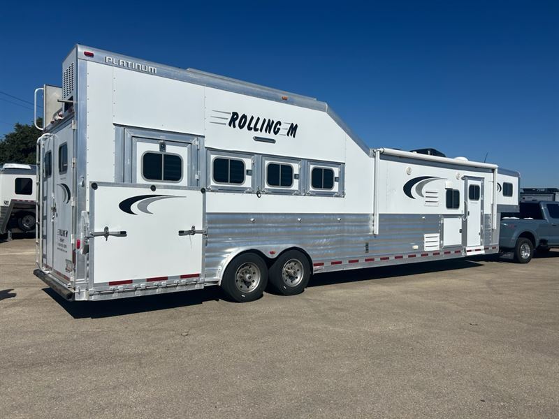 2016 Platinum Coach 4 horse side load 16' living quarters