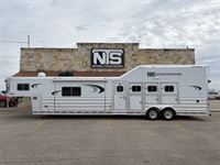 2016 4 horse Platinum 4 Horse Side Load 16' Living Quarters