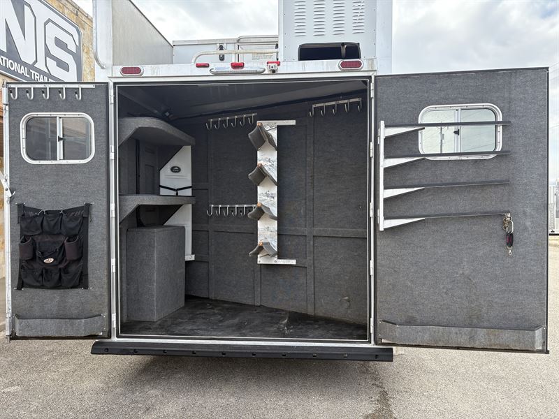 2016 Platinum Coach 4 horse side load 16' living quarters
