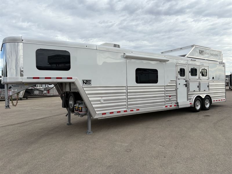 2026 Cimarron 3 Horse Side Load 13'9" Living Quarters
