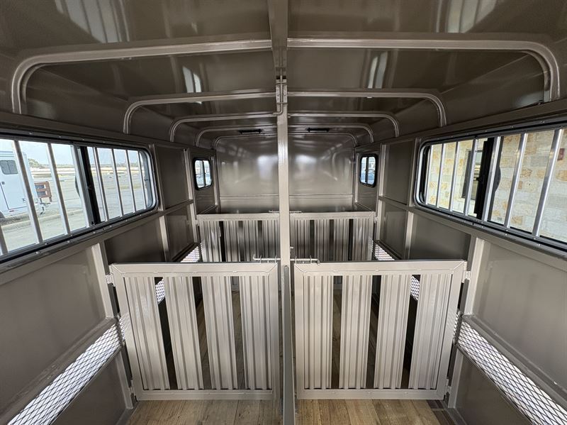 2026 W-W 6 pen bumper pull trailer