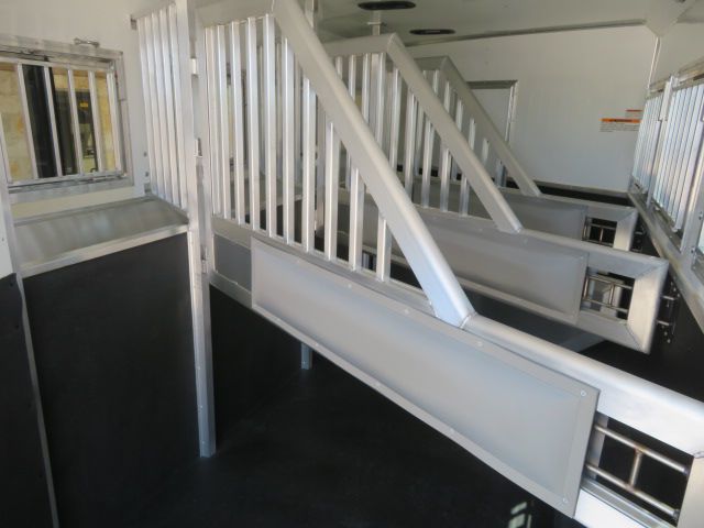 2023 smc laramie 4 horse 11' living quarters