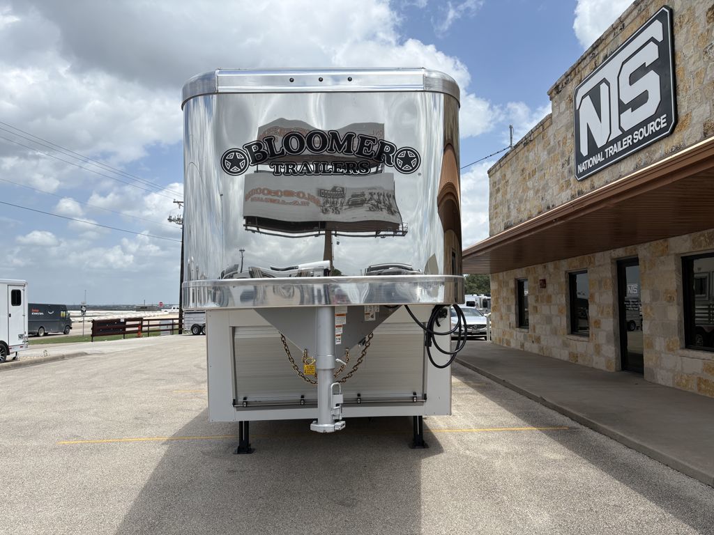 2026 Bloomer 4 horse side load with 17'9" outlaw conversions