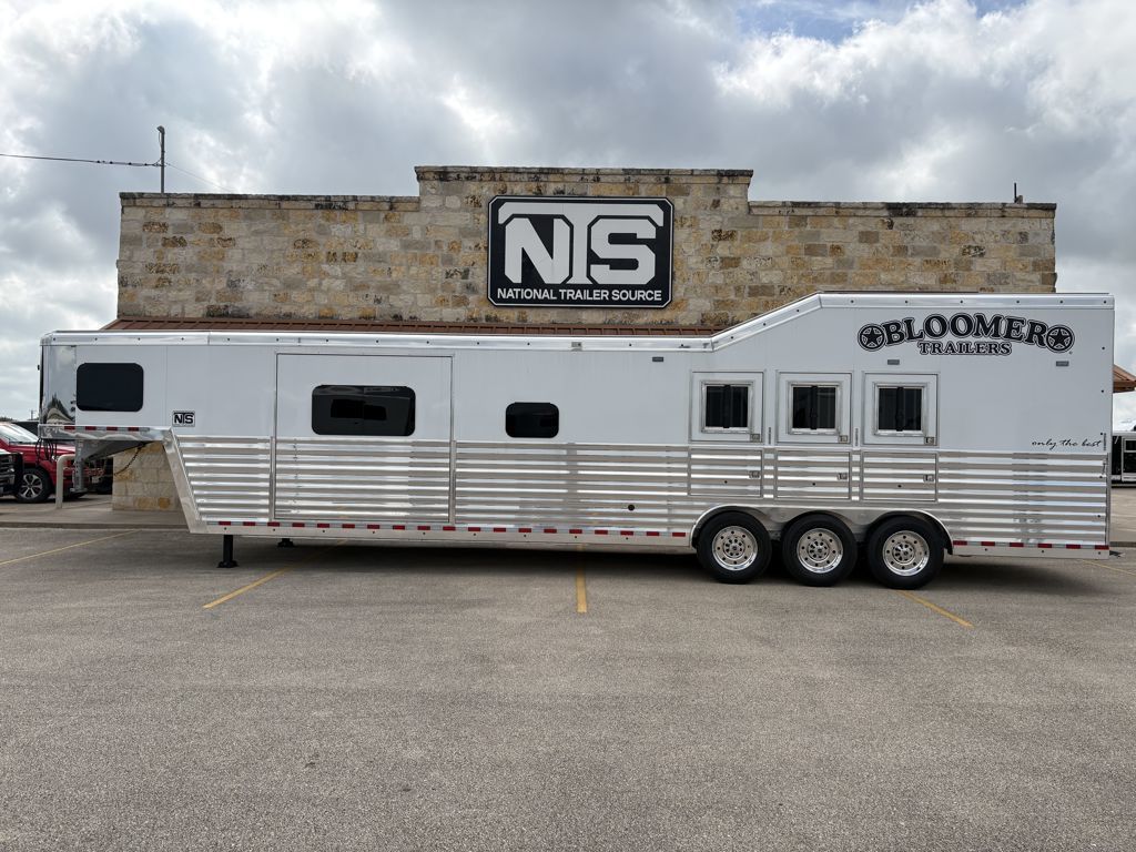 2026 Bloomer 3 horse side load with 17'9" outlaw conversions