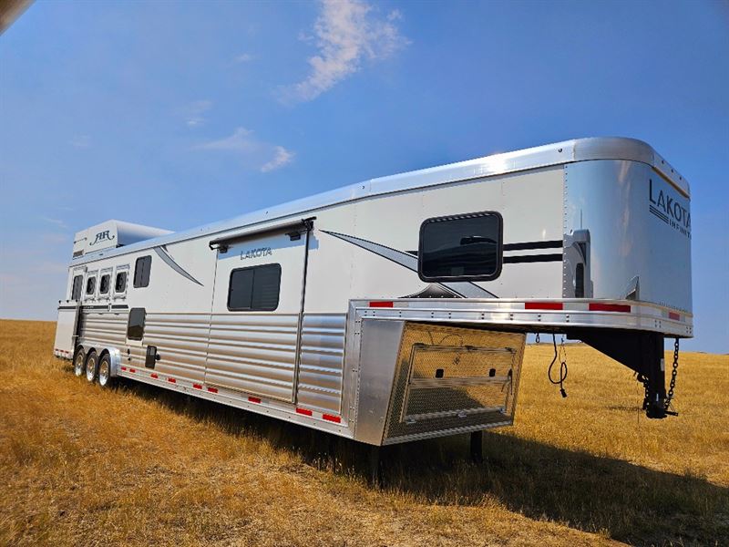 2025 Lakota IN8417BBT
