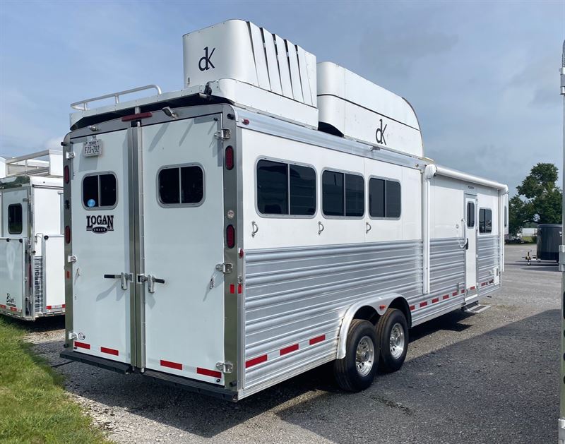 2015 Logan Coach razor 3 horse living quarters