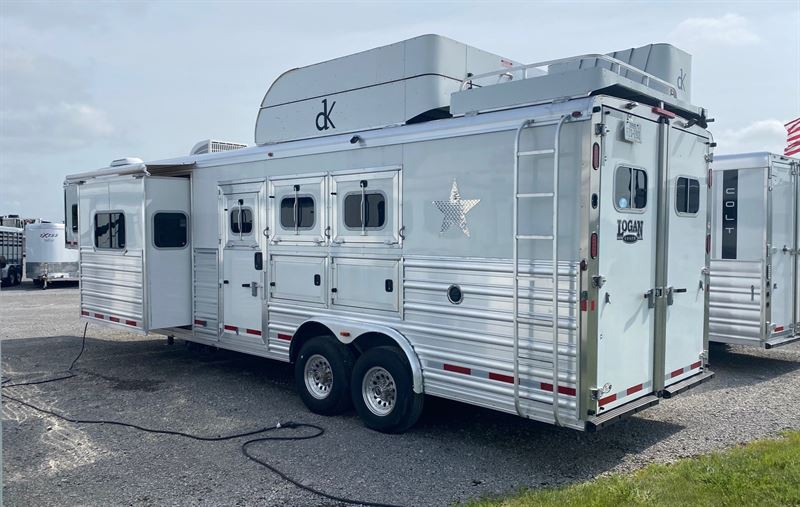 2015 Logan Coach razor 3 horse living quarters