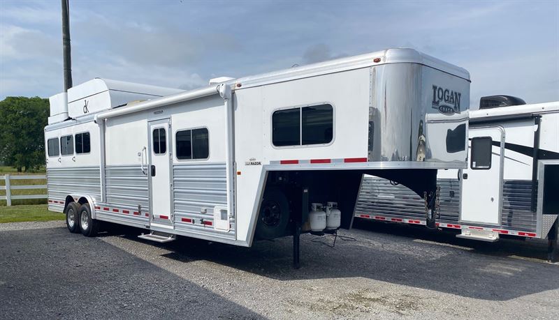 2015 Logan Coach razor 3 horse living quarters