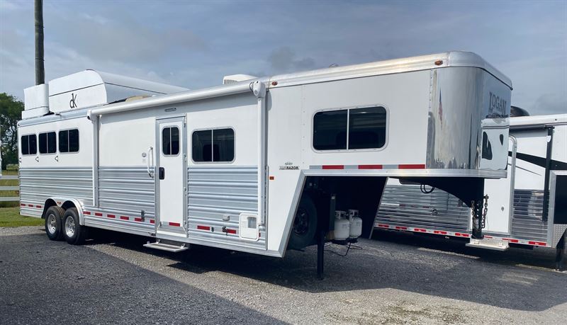 2015 Logan Coach razor 3 horse living quarters