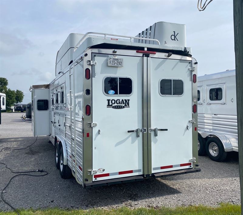 2015 Logan Coach razor 3 horse living quarters