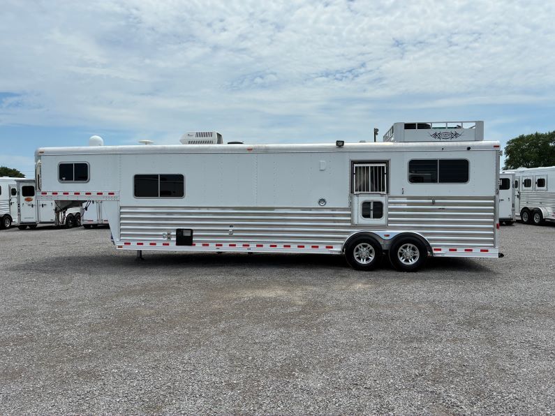 2015 Elite 2 horse straight-load living quarters