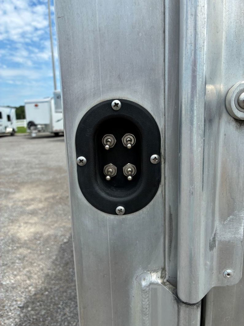 2015 Elite 2 horse straight-load living quarters