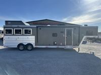 2023 3 horse Merhow Trailers 3 Horse Living Quarters Stampede