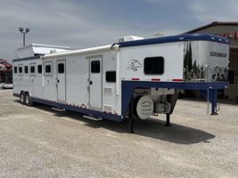 2013 6 horse Sooner 6 Horse Living Quarters  Midtack