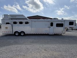 2019 4 horse Twister 4 Horse Gooseneck Living Quarters