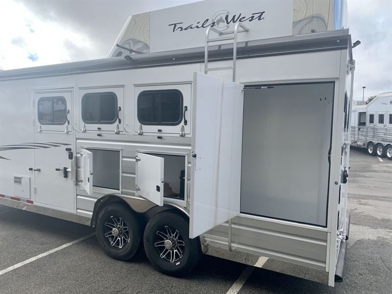 2019 Trails West® 3 HORSE MID TACK LQ